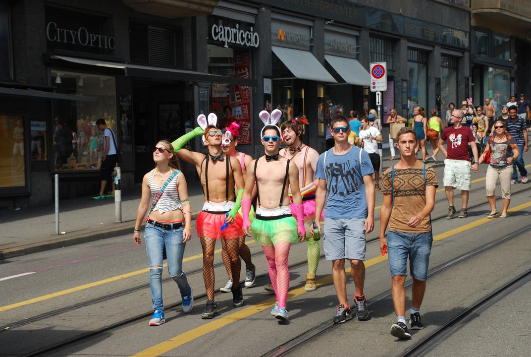 Hasenohren und Miniröckchen sind auch Männersache - zumindest an der Street Parade