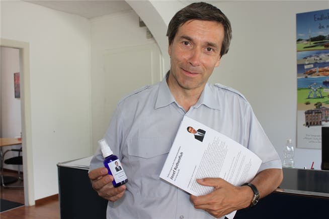 Josef Rothenfluh ist wieder als Wahlkämpfer unterwegs, diesmal mit Hand-Desinfektionsmittel.