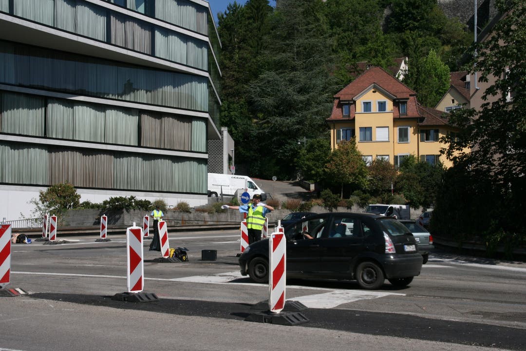 Der Verkehrsdienst sorgt dafür, dass Autos, Velos und Busse auch ohne Ampeln sicher über die Kreuzung kommen.