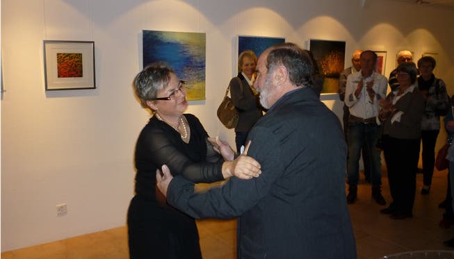 Gemeindepräsidentin Barbara Leibundgut begrüsst an der Vernissage ihren Schwiegervater, den Künstler Markus Leibundgut.