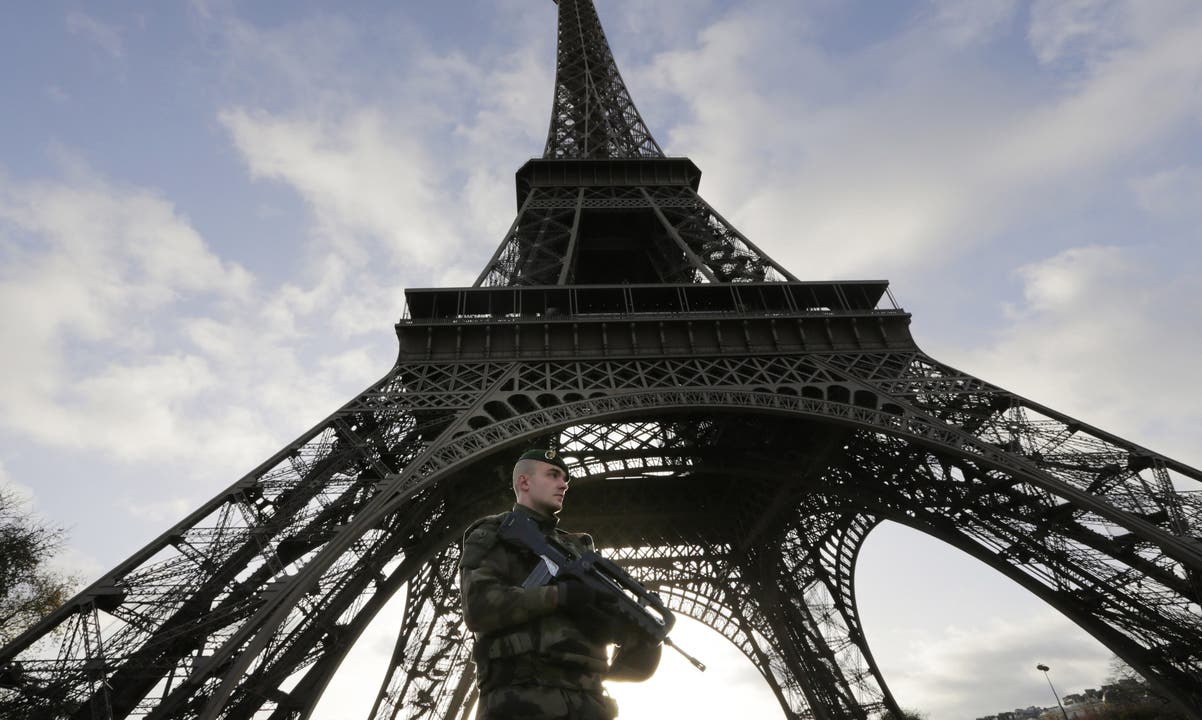 Der Eiffelturm bleibt weiterhin geschlossen und bewacht.