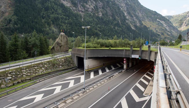 Ohne zweite Gotthardröhre wird laut den Referenten BInnenverkehr in die Region umgeleitet. (Archiv)