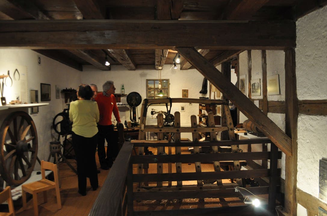 Besucher im oberen Stock des Museums