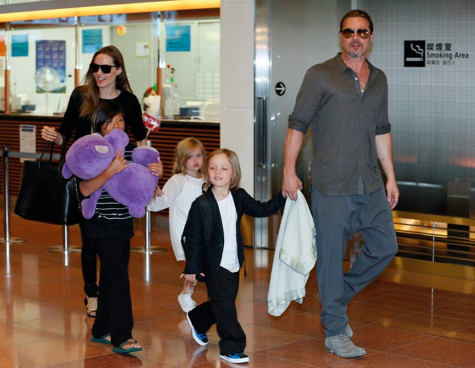 Angelina Jolie und Brad Pitt mit ihren Kindern Pax Thien, Shiloh uund Knox Jolie-Pitt am Tokyo International Airport (Archiv).