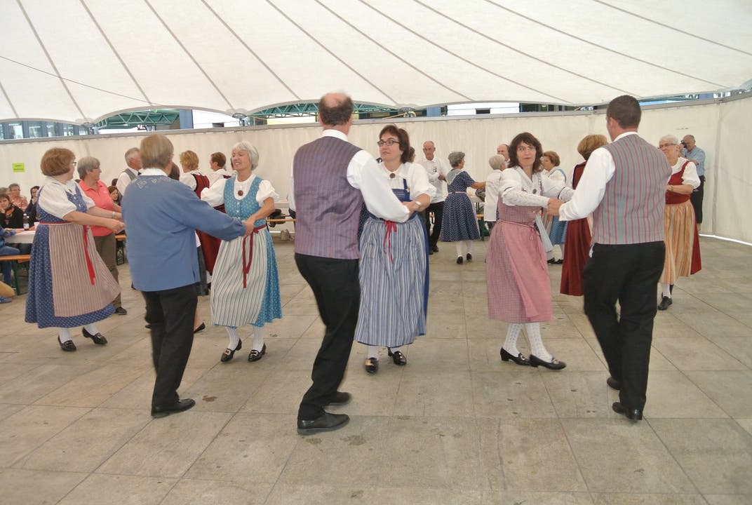 Getanzt werden nebst allbekannten Tänzen auch Regionale wie der «Kafi Schottisch».