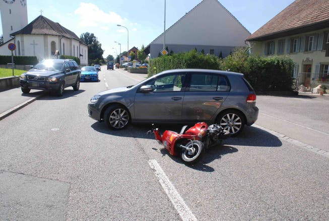 Als die 79-Jährige mit ihrem Auto auf die Strasse einbiegen wollte, kam es zur Kollision mit dem Roller.