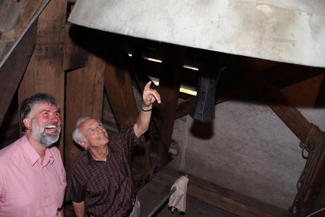 Pfarrer Lutz Fischer-Lamprecht (links) und Zeitzeuge Benjamin Pfister im Glockenturm der reformierten Kirche in Wettingen