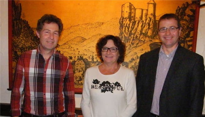 Gemeindepräsident Edgar Kupper (rechts) mit Gemeindeverwalter Stefan Schaad und der ebenfalls geehrten Bibliothekarin Beatrice Wicki.