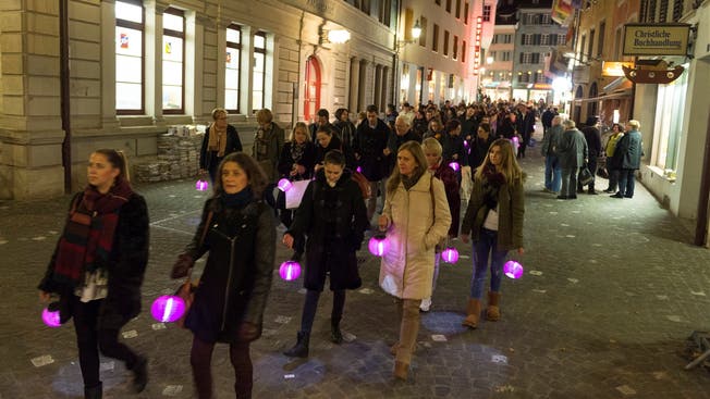 Mit pinken Lampions gegen Brustkrebs – der Umzug in Baden wurde von der Krebsliga Aargau organisiert.