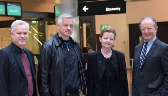 (v.l.n.r.): Ronny Roth, Head Airport Operation, Passagiere Beat Trachsler und Yvonne Brinkmann sowie Thomas Kern, CEO Flughafen Zürich AG.