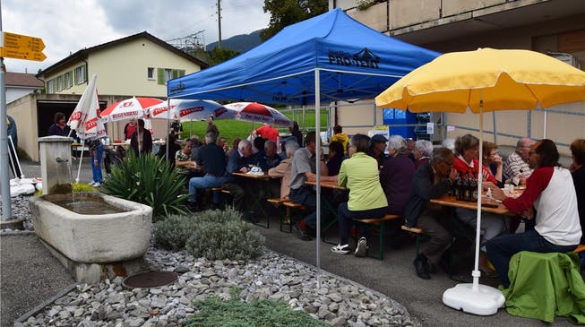 Aus Anlass des elfjährigen Bestehens des Volg in Lommiswil traf sich die Bevölkerung wieder einmal zu einem Fest, an dem während Stunden alle verfügbarenSitzplätze ausgebucht waren.