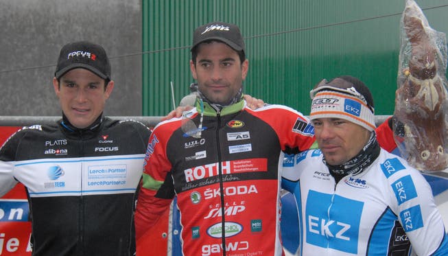 Sieger Tristan Marguet (Mitte) posiert mit dem Zweitplatzierten Claudio Imhof (links) und dem Querspezialisten Simon Zahner und einem Schoggihasen.
