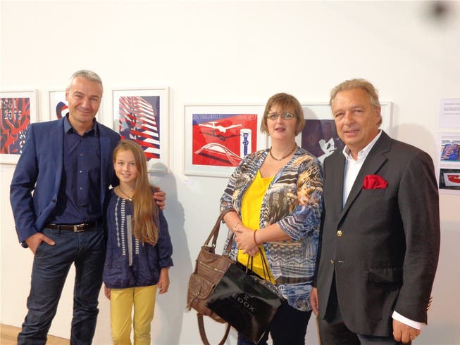 Von links: Christian Hotz (Sponsor und Jury), seine Tochter Kim-Eva, die Gewinnerin Esther Affolter und Hugo Schott (Sponsor Edox) vor dem prämierten Werk.