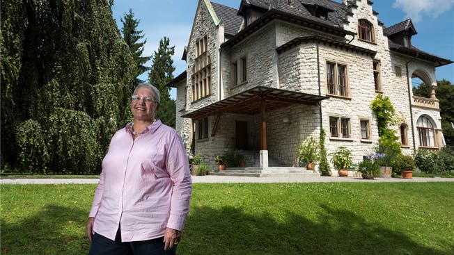 Irène Kuttler vor der 117-jährigen Villa Boveri. Seit 2006 ist sie Geschäftsführerin der ABB Wohlfahrtsstiftung.
