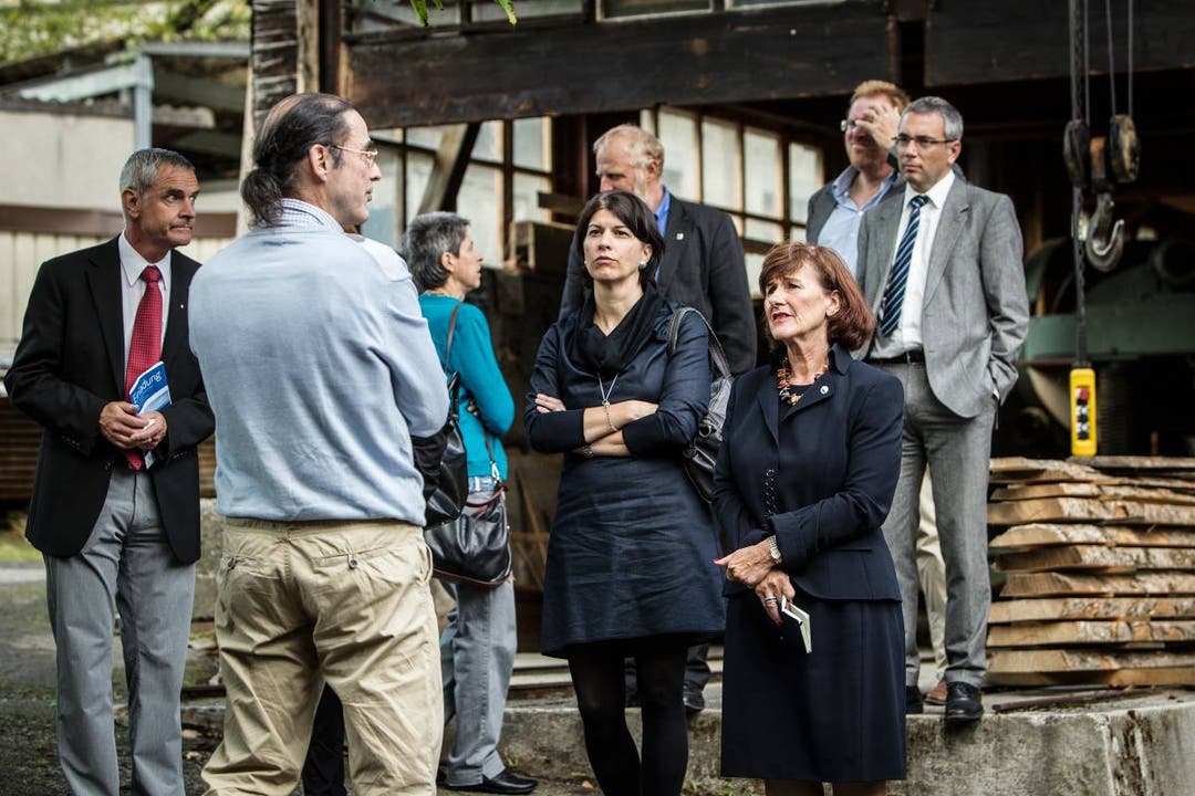Die Zürcher Kantonsratspräsidentin Brigitta Johner (FDP) besichtigt mit einem Teil ihrer Kollegen die Firma Metzler Orgelbau in Dietikon.