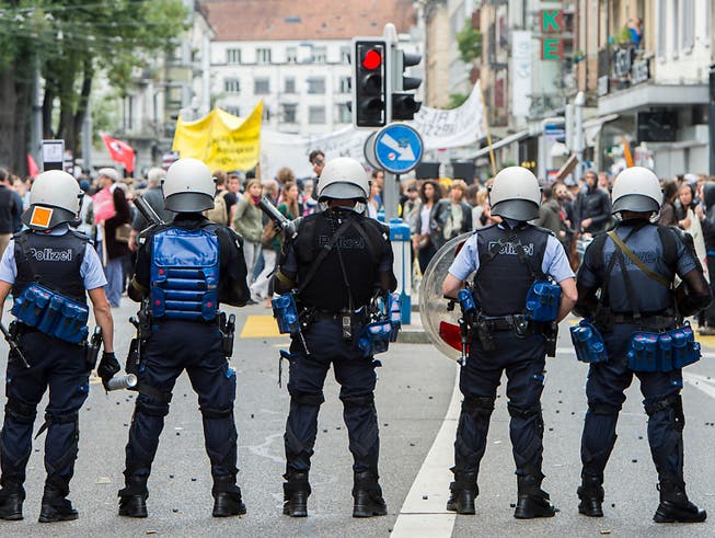 Polizei in Basel löst Menschenmenge vor besetzer Liegenschaft auf (Archiv).
