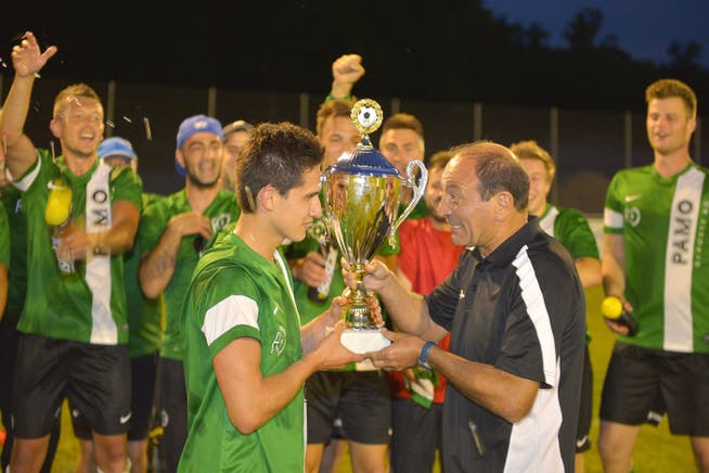 Aufstiegs-Pokal: Menzo Reinach stieg im Juni in die 2. Liga auf.