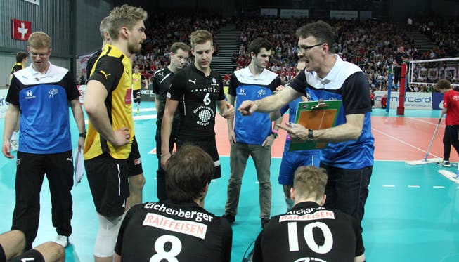 Das letzte Spiel als TVS-Coach: Bujar Dervisaj (rechts) gibt seiner Mannschaft während des Cupfinals in Fribourg Anweisungen.
