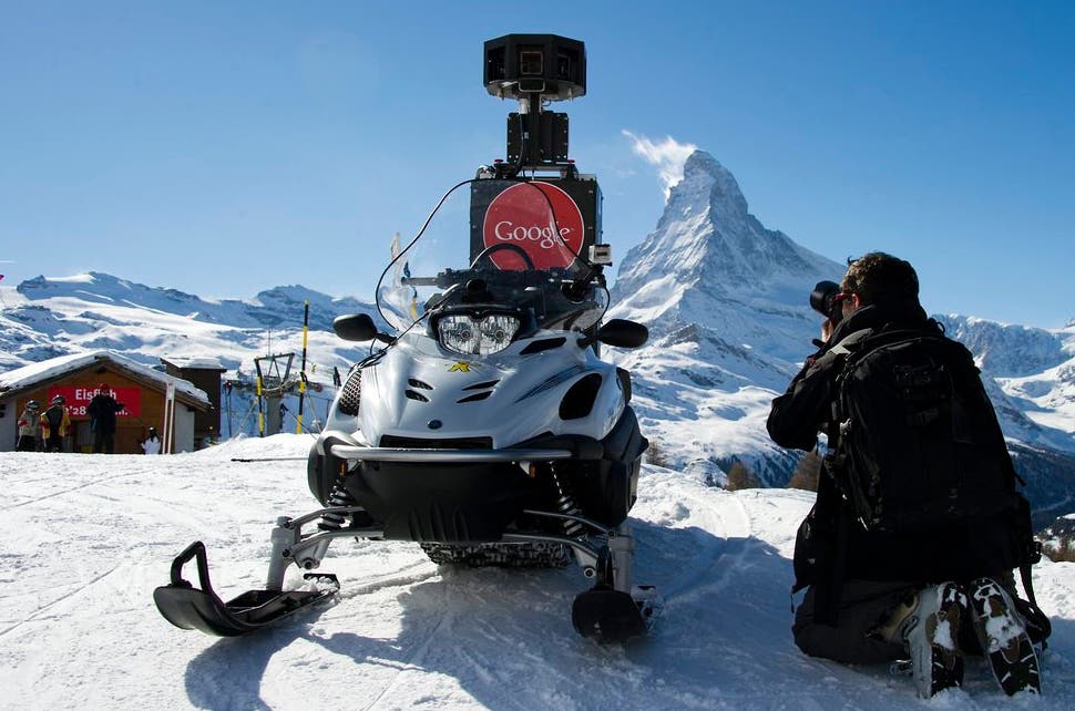 Ein Fotograf macht Bilder des Street View Schneemobils vor dem Matterhorn.