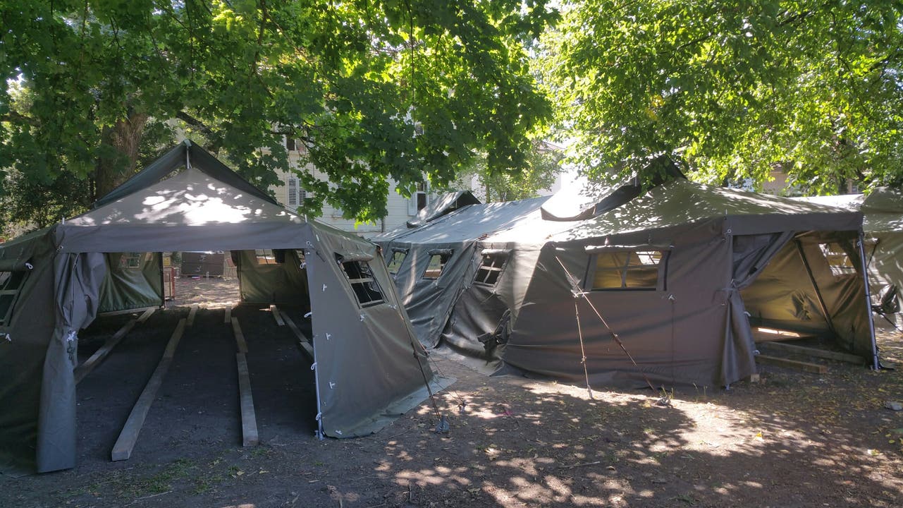 Bild aus Aarau: Der Kanton Aargau wird Asylsuchende in diesen Zelten einquartieren