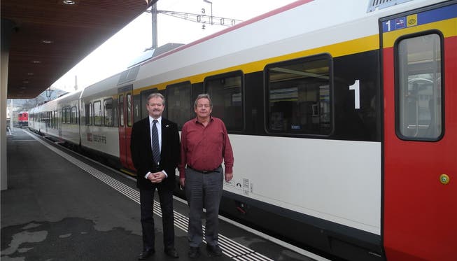 Siegfried Flury (l.), der künftige, und Heinz Kamber (r.), der abtretende OeBB-Geschäftsleiter, vor der neuen Domino-Zugskomposition auf dem Bahnhof Balsthal.