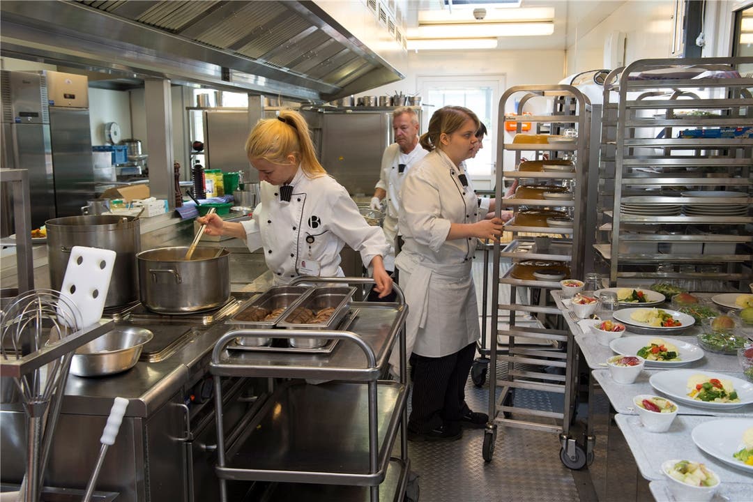 Die Köche kochen täglich 900 Menüs in ihrem Provisorium beim Gastrozelt.