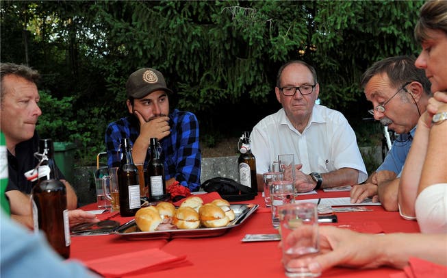 «Küchentisch» mit Nationalratskandidaten Soner Yaprak aus Bettlach (mit Mütze) und Remo Bill.