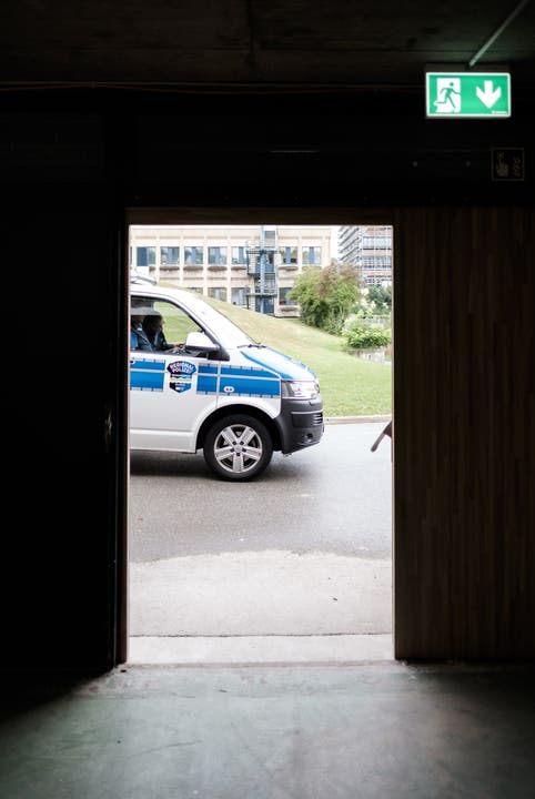 Die Polizei arbeitet eng mit den Verantwortlichen Asyl und dem Kantonsspital zusammen. Hier ein Patrouillenwagen vor dem zweiten Ausgang der GOPS.