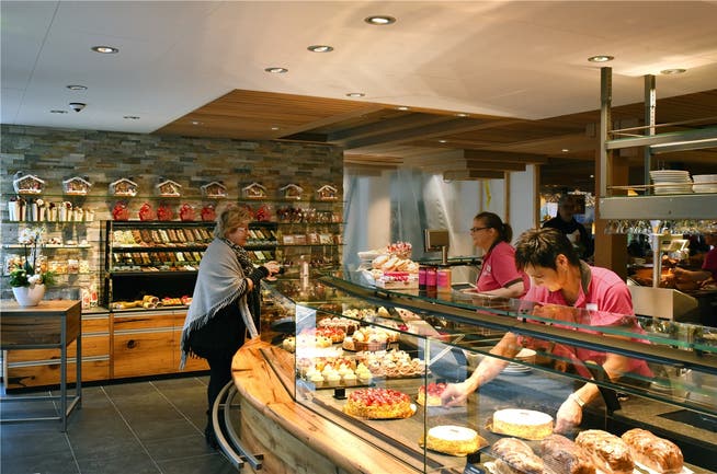 Der Laden im Café Knaus wurde grosszügig ins Restaurant hinein verlängert, im Hintergrund ist der neue Café-Teil zu sehen.