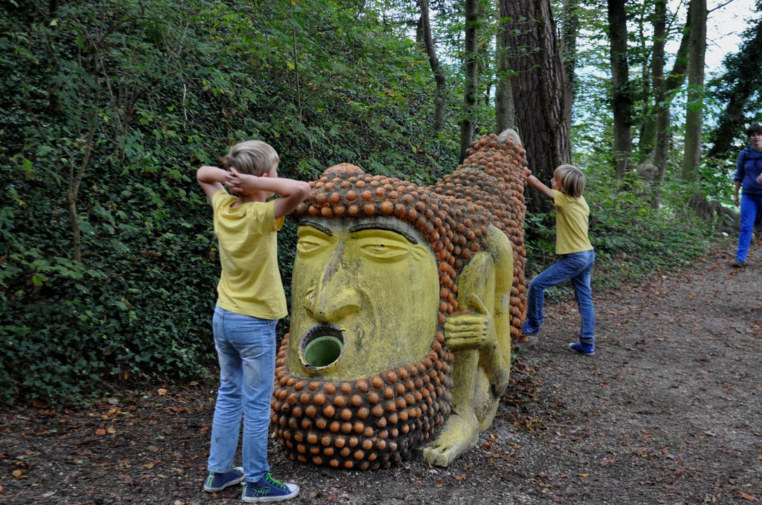 Kinder vor der Alphorn-Skulptur