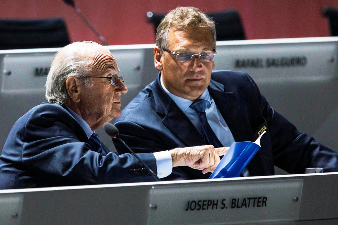 17. September 2015 Generalsekretär Valcke wird von der Fifa vorläufig suspendiert. Dem engsten Vertrauten Blatters wird vorgeworfen, dass er versucht haben soll, sich bei Ticketing-Verträgen für die Weltmeisterschaften 2010 bis 2022 persönlich zu bereichern.