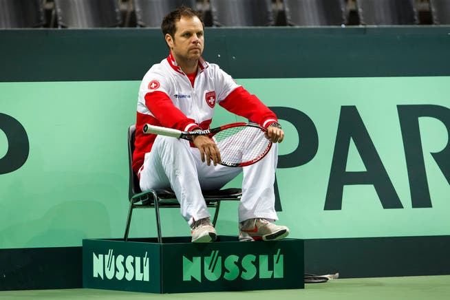 Severin Lüthi beobachtet das öffentliche Training seines Schweizer Davis-Cup Teams.