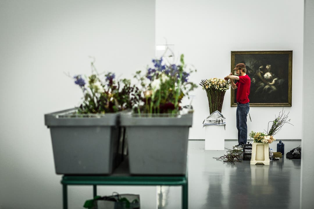 Einblicke in die Aufbauarbeiten der Ausstellung «Blumen für die Kunst» im Kunsthaus in Aarau.