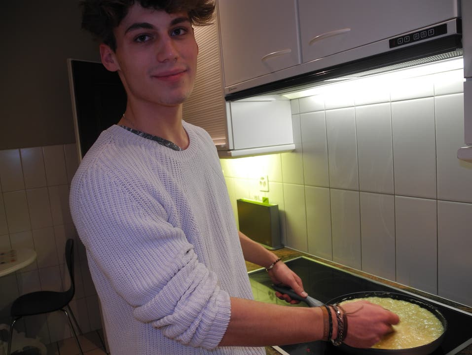 Die ersten Malheurs in der Küche hat Philippe bereits hinter sich - nun ist er bereits Profi im Rahmtäfeli-Kochen.