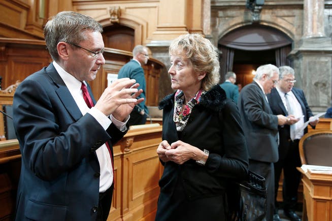 Pirmin Bischof und Eveline Widmer-Schlumpf diskutieren im September 2014.