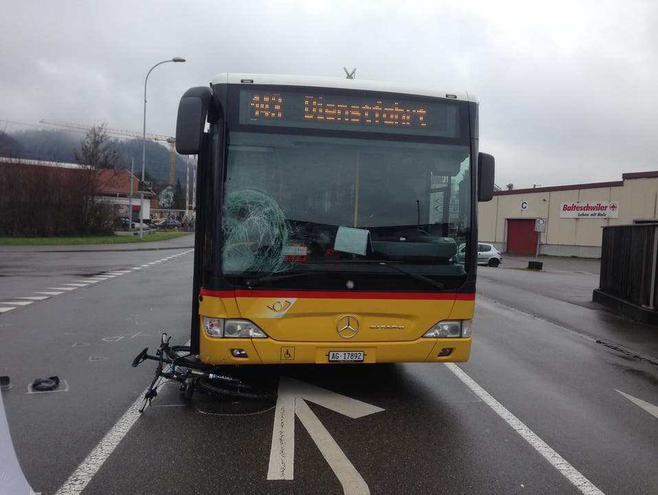 Der Velofahrer verstarb nach der Kollision mit dem Postauto am Dienstagmorgen in Laufenburg noch auf der Unfallstelle.