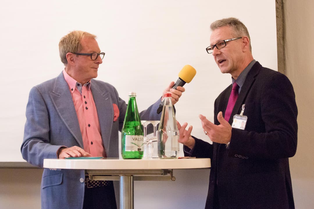 Ralf Graf, der Sicherheitsverantwortliche der Kapo Solothurn (r.), steht Moderator Kurt Aeschbacher (l.) Red und Antwort.