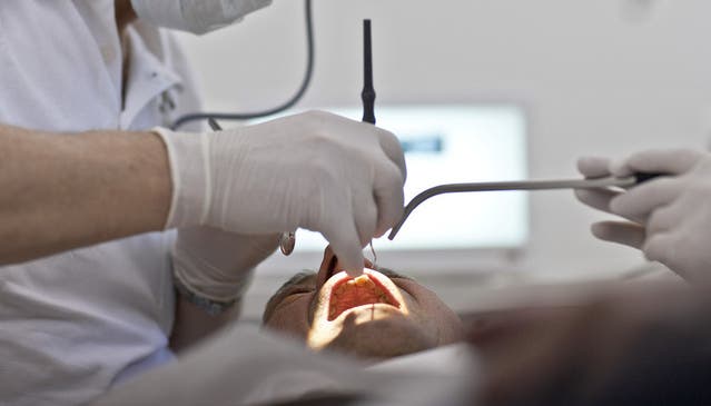 Der Mann gibt sich als Zahnarzt aus - ohne eine Berufsausübungs-Bewilligung eingereicht zu haben. (Symbolbild)
