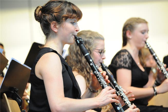 Die Klarinetten-Front mit Konzertmeisterin Laura Valeria Müller (links) und Daniela Braun (Mitte), Solistin des ersten Konzertteils.