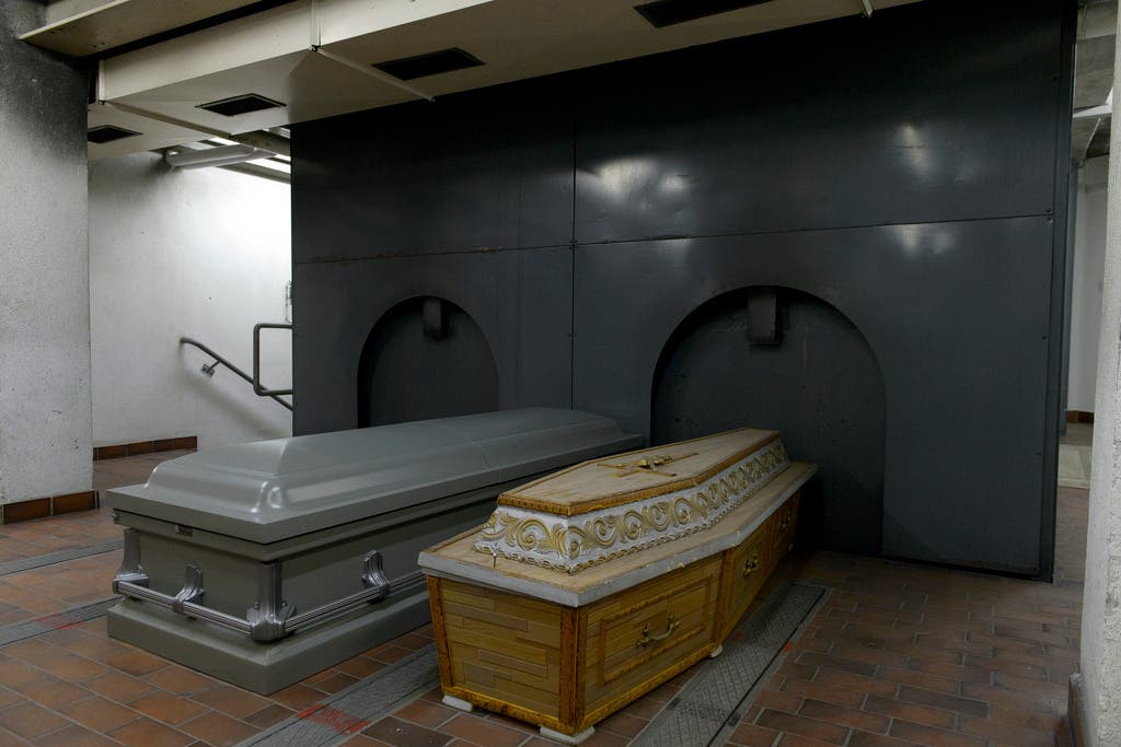 Saerge im Innern des Krematoriums Sihlfeld D anlaesslich einer Besichtigung des Krematoriums