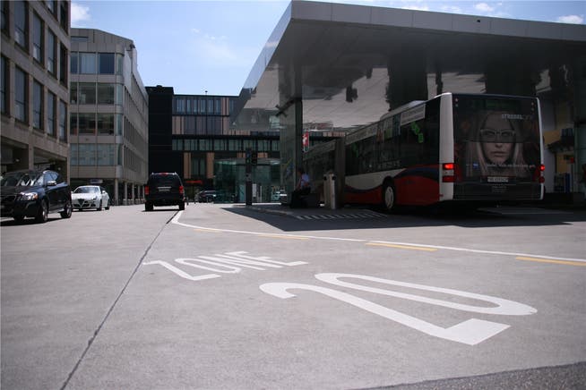 Der obere Bahnhofplatz ist eine Begegnungszone: Fussgänger haben gegenüber dem Fahrzeugverkehr Vortritt.