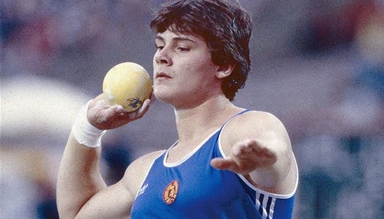 Andreas als Heidi: Krieger stösst an der EM 1986 21,10 m.