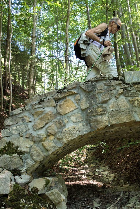 Der Weg führte über eine kleine Steinbrücke im Wald