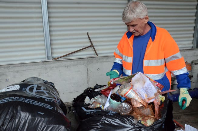 Jede Sauerei wird dokumentiert: René Sturzenegger, Güseldetektiv beim Werkhof Dietikon, untersucht illegal entsorgte Müllsäcke auf deren Inhalt, um den verantwortlichen Abfallsündern auf die Spur zu kommen.