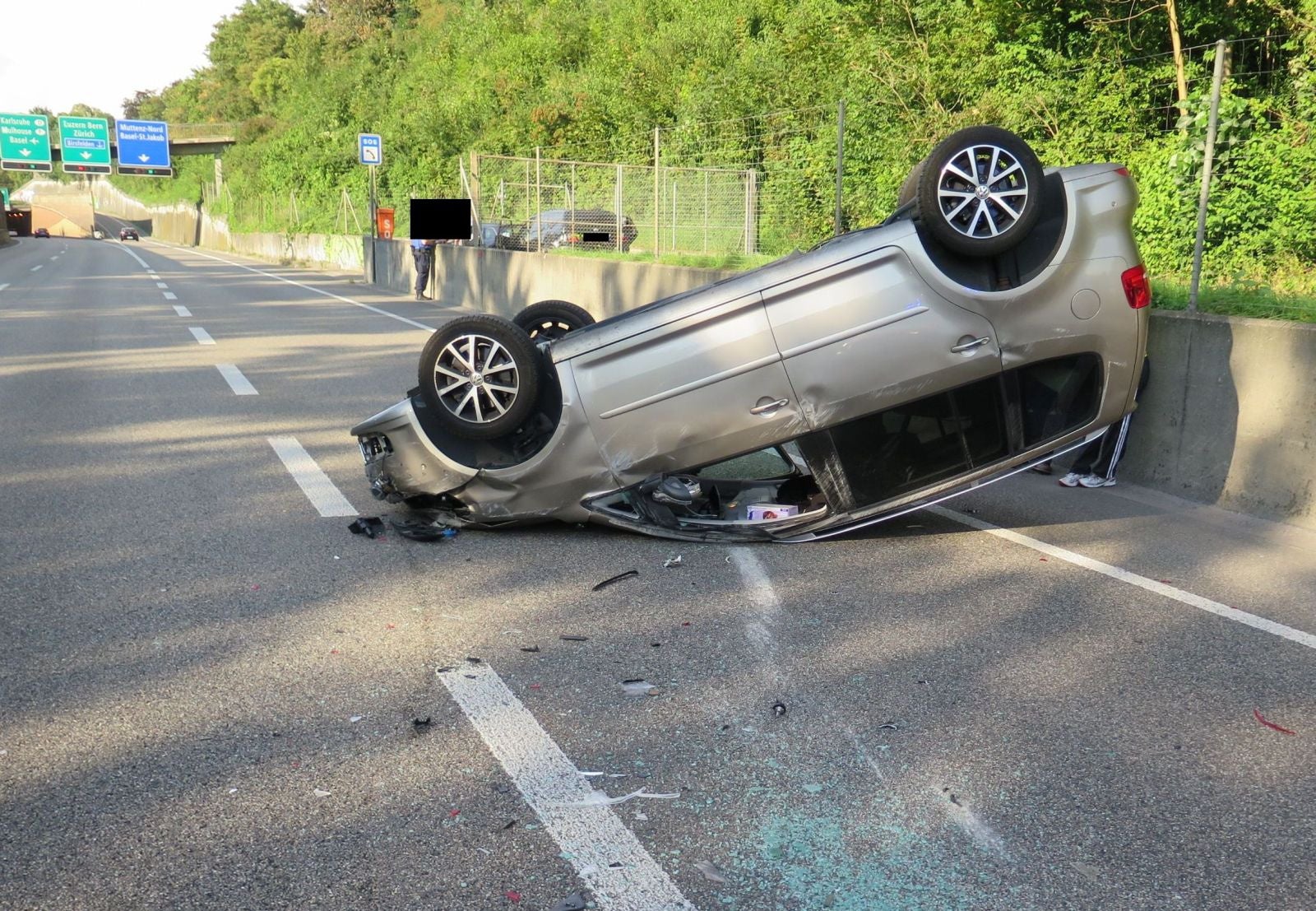 Muttenz - Auto Landet Nach Unfall Auf Der Autobahn A18 Auf Dem Dach