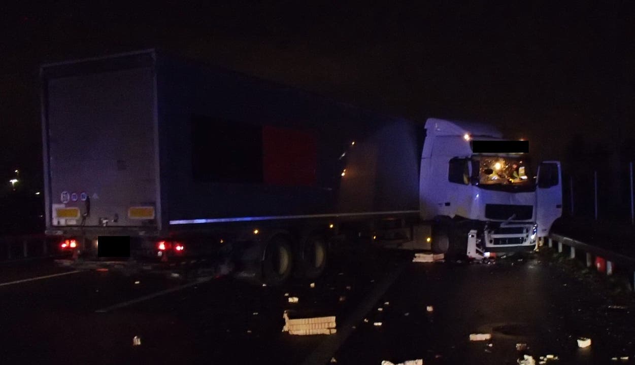 Hoher Sachschaden bei Unfall auf A1 bei Spreitenbach: Lastwagen donnert in Aufprallfahrzeug