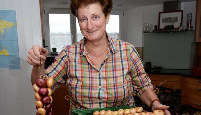 Annina Tschumi zeigt stolz ihre selbst hergestellten Zwiebelzöpfe.