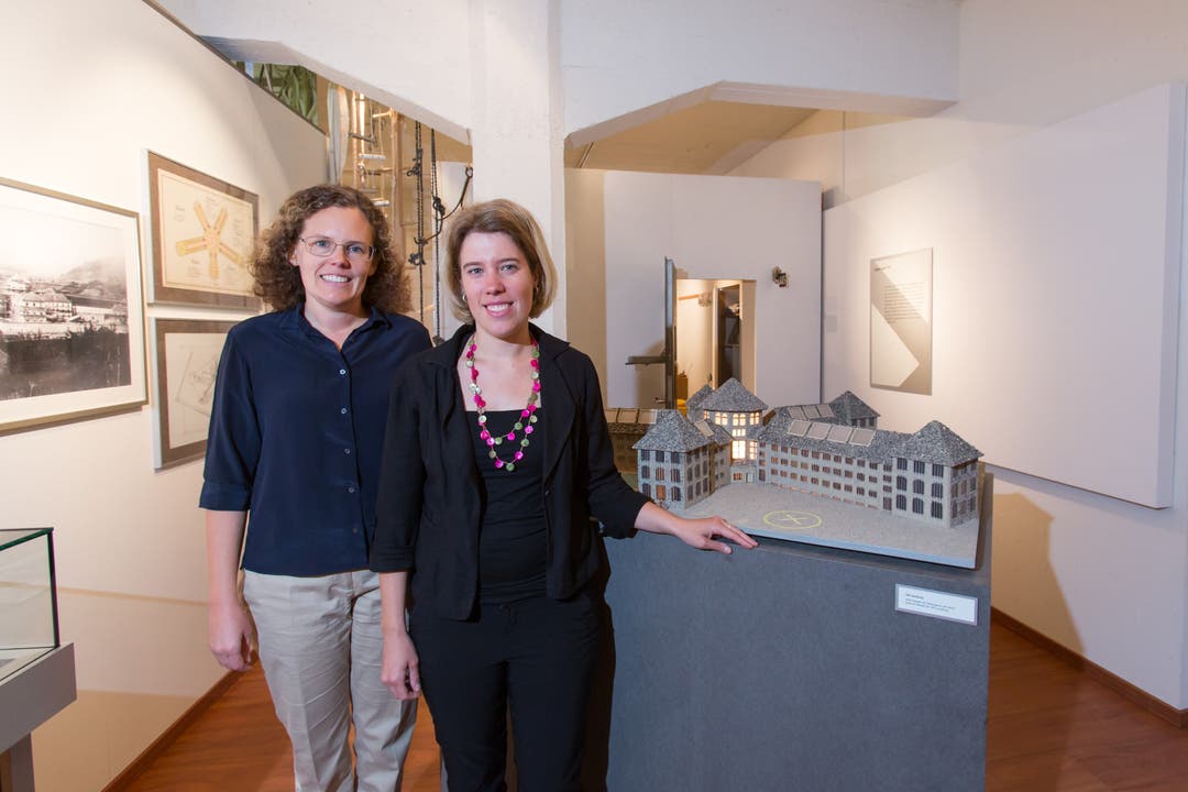 Christine von Arx, Leiterin Burghalde, und Ausstellungskuratorin Jennifer Degen