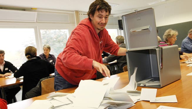 Am Sonntag machen sich die Stimmenzähler an die Arbeit. Die meisten Stimmenzettel kommen per Post.