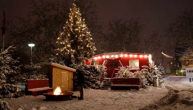 Ein einsamer Besucher hält der eisigen Kälte an einem Abend zwischen Weihnachten und Neujahr stand – nicht zuletzt dank der Feuerstelle vor der Fondue-Hütte. zvg